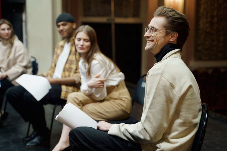 Tutti in scena! Apri il sipario e sali sul palco con i tuoi colleghi.