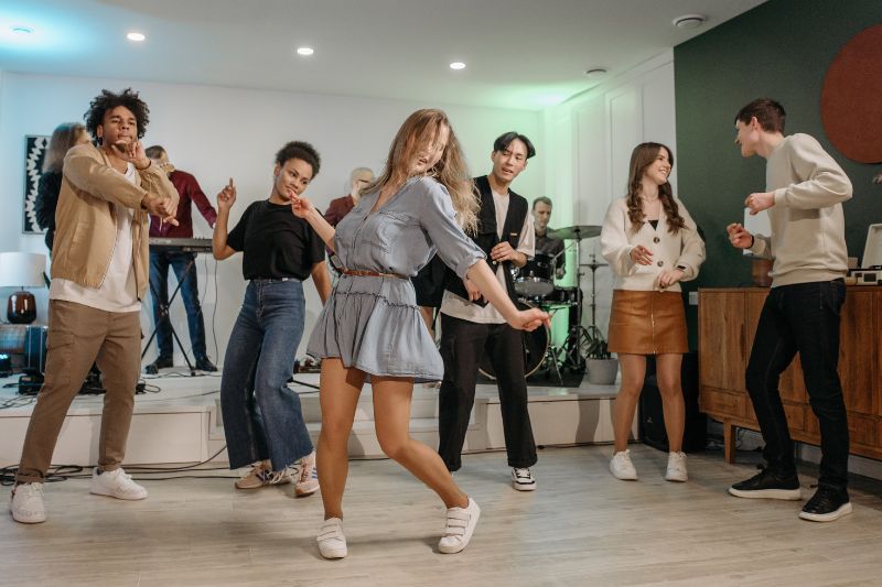 Libera la creativit&agrave; del tuo team: Le 5 migliori attivit&agrave; teatrali e musicali di team building